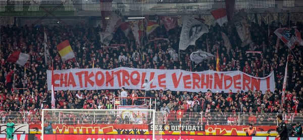 Fußball, Bundesliga, 1. FC Union Berlin - VfB Stuttgart, 26. Spieltag, An der Alten Försterei. Fans von Union Berlin halten Banner mit dem Schriftzug "Chatkontrolle verhindern!".