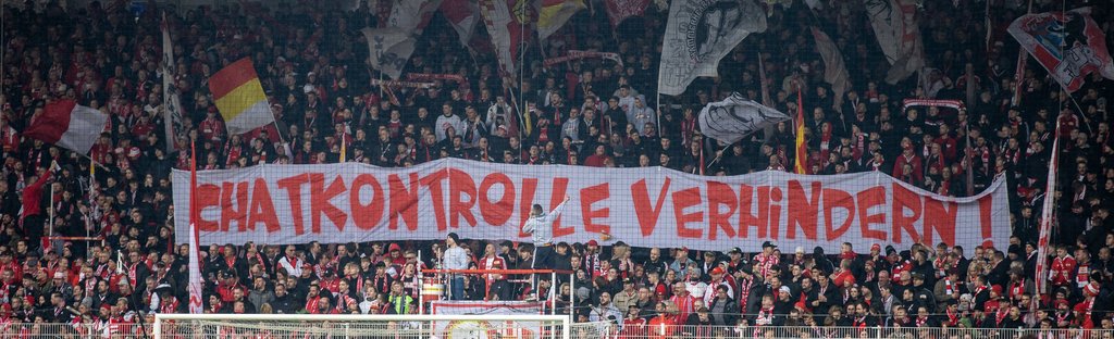 Fußball, Bundesliga, 1. FC Union Berlin - VfB Stuttgart, 26. Spieltag, An der Alten Försterei. Fans von Union Berlin halten Banner mit dem Schriftzug "Chatkontrolle verhindern!".