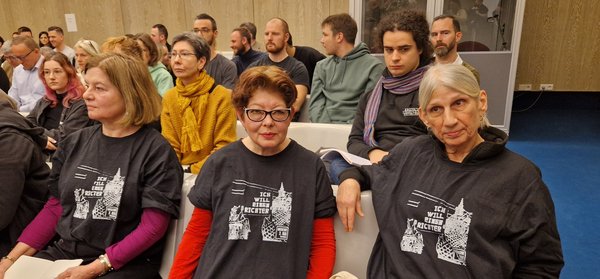 „Ich will einen Richter“ – Die letzten Worte von Ante P. auf T-Shirts solidarischer Prozessbegleiter*innen