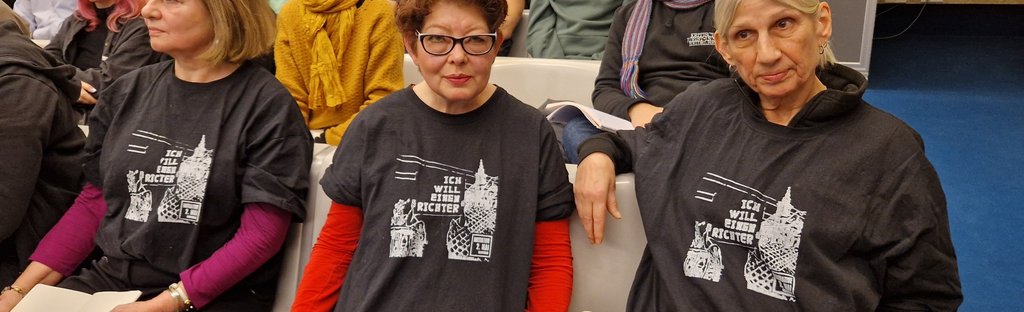 „Ich will einen Richter“ – Die letzten Worte von Ante P. auf T-Shirts solidarischer Prozessbegleiter*innen