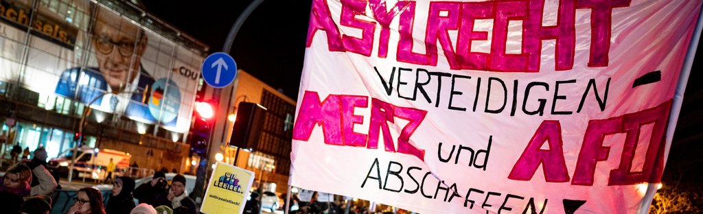  Menschen nehmen am 29.1.2025 an der Kundgebung «Brandmauer statt Brandstiftung» von Amnesty International, Seebrücke und anderen Organisationen mit einem Banner mit der Aufschrift «Asylrecht verteidigen Merz und AfD abschaffen» vor der CDU Zentrale in Berlin teil. 