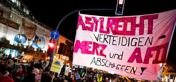  Menschen nehmen am 29.1.2025 an der Kundgebung «Brandmauer statt Brandstiftung» von Amnesty International, Seebrücke und anderen Organisationen mit einem Banner mit der Aufschrift «Asylrecht verteidigen Merz und AfD abschaffen» vor der CDU Zentrale in Berlin teil. 