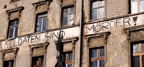 21.04.2024, Berlin. "Soldaten sind Moerder" steht auf einer unsanierten Hausfassade in der Linienstrasse in Mitte