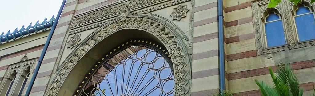 Teil der Fassade der Damaszenerhalle im zoologisch-botanischen Garten "Wilhelma" in Stuttgart.