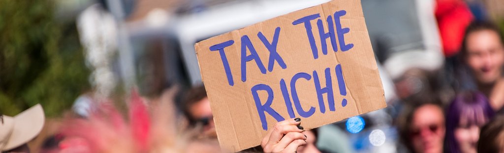 Demonstrationen auf Sylt für Umverteilung von Reichtum, Juli 2022. Demoschild mit der Aufschrift: "TAX THE RICH!"